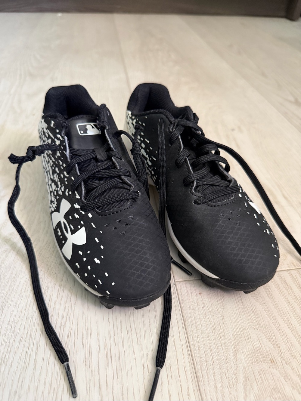 🔥🔥 Under Armour Black and White Kids' Cleats! 🔥🔥